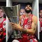 Evan Fournier com o troféu de campeão da Euroliga     Fotografia Imago