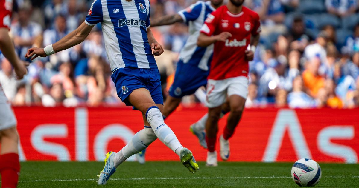 FC Porto: Bednarek aproveita as férias para... dar no duro