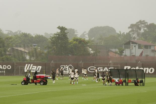 Flamengo faz treino de recuperação depois da vitória sobre o Estudiantes — Foto: Maycon Quiozini
