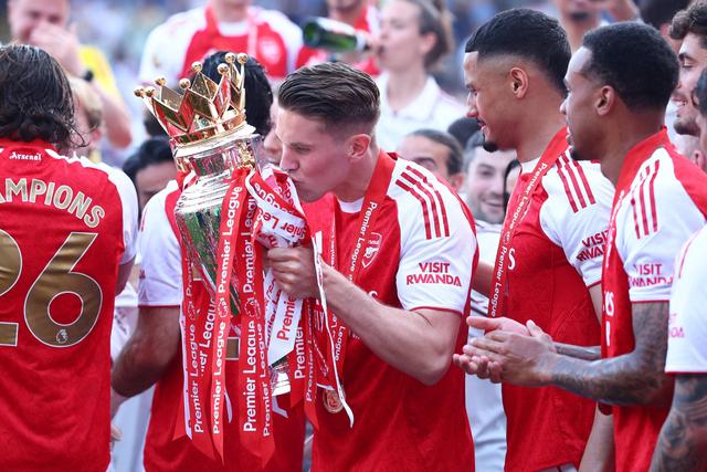 Viktor Gyokeres nos festejos da conquista da Premier League pelo Arsenal