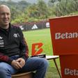 Leonardo Jardim recebeu A BOLA no Ninho do Urubu — Foto: Maycon Quiozini