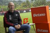 Leonardo Jardim recebeu A BOLA no Ninho do Urubu — Foto: Maycon Quiozini