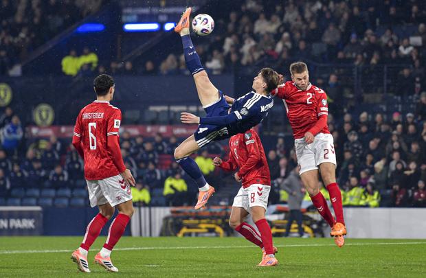 Scott McTominay marcou um golaço de bicicleta pela Escócia à Dinamarca