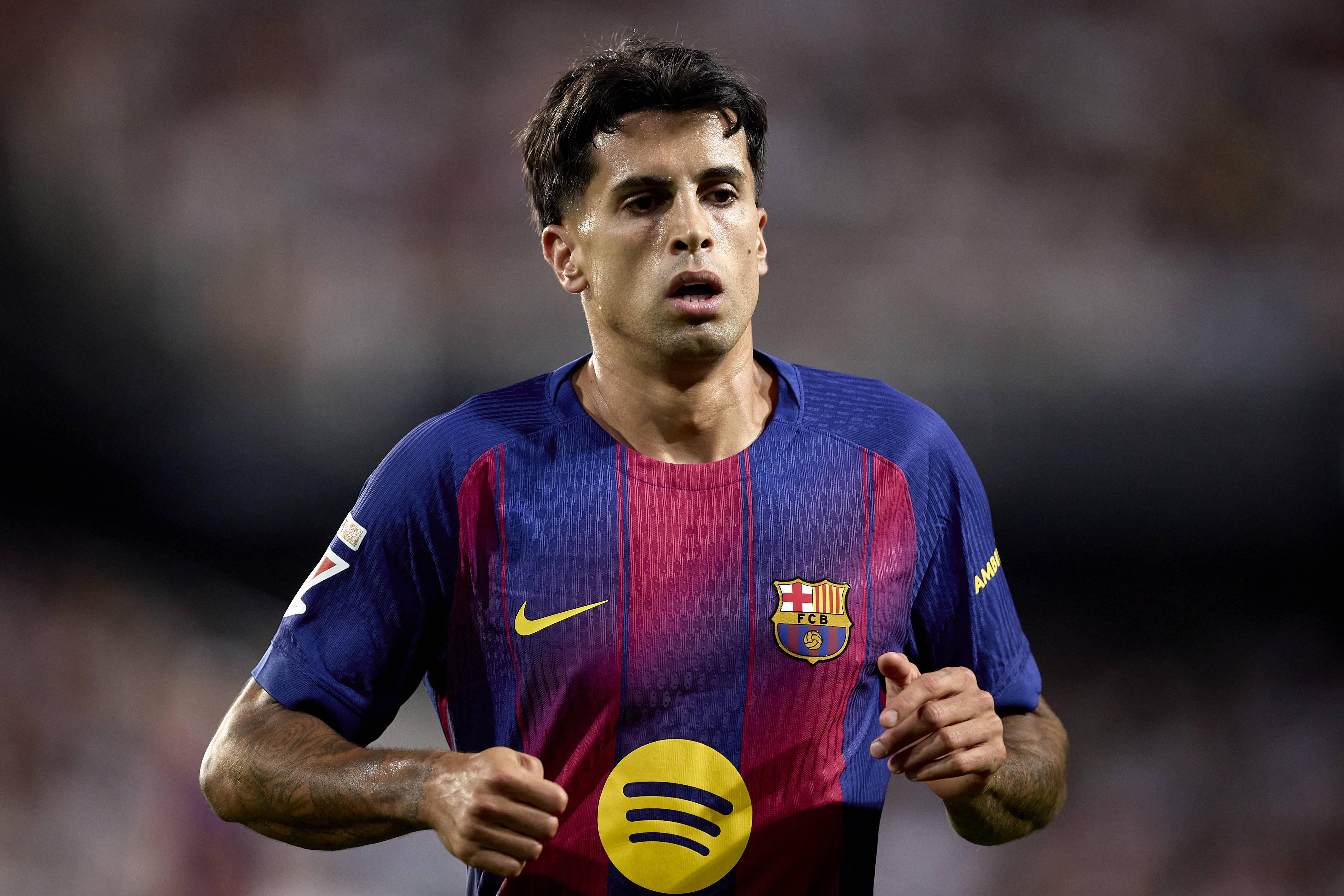 João Cancelo tem atuado a lateral-esquerdo no Barcelona