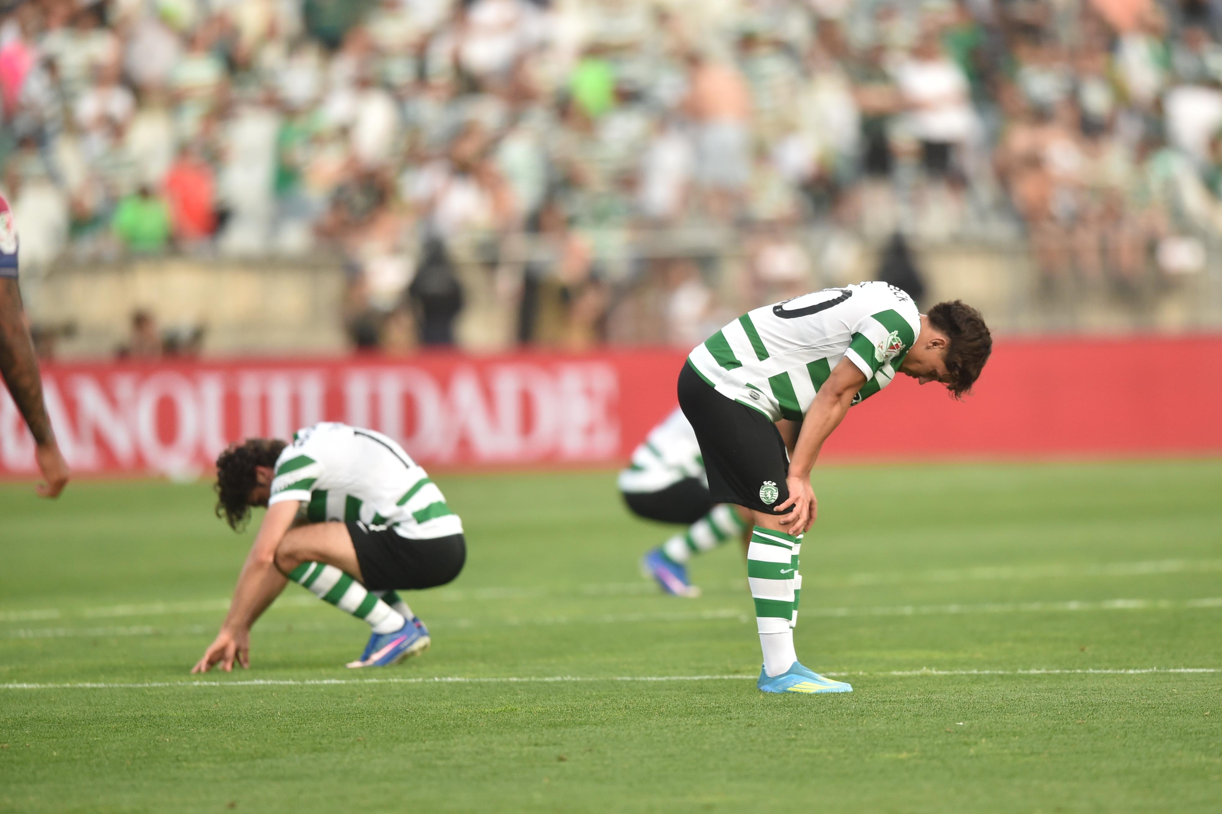 O visível desalento de Trincão e Rafael Nel após o apito final - Foto: Miguel Nunes
