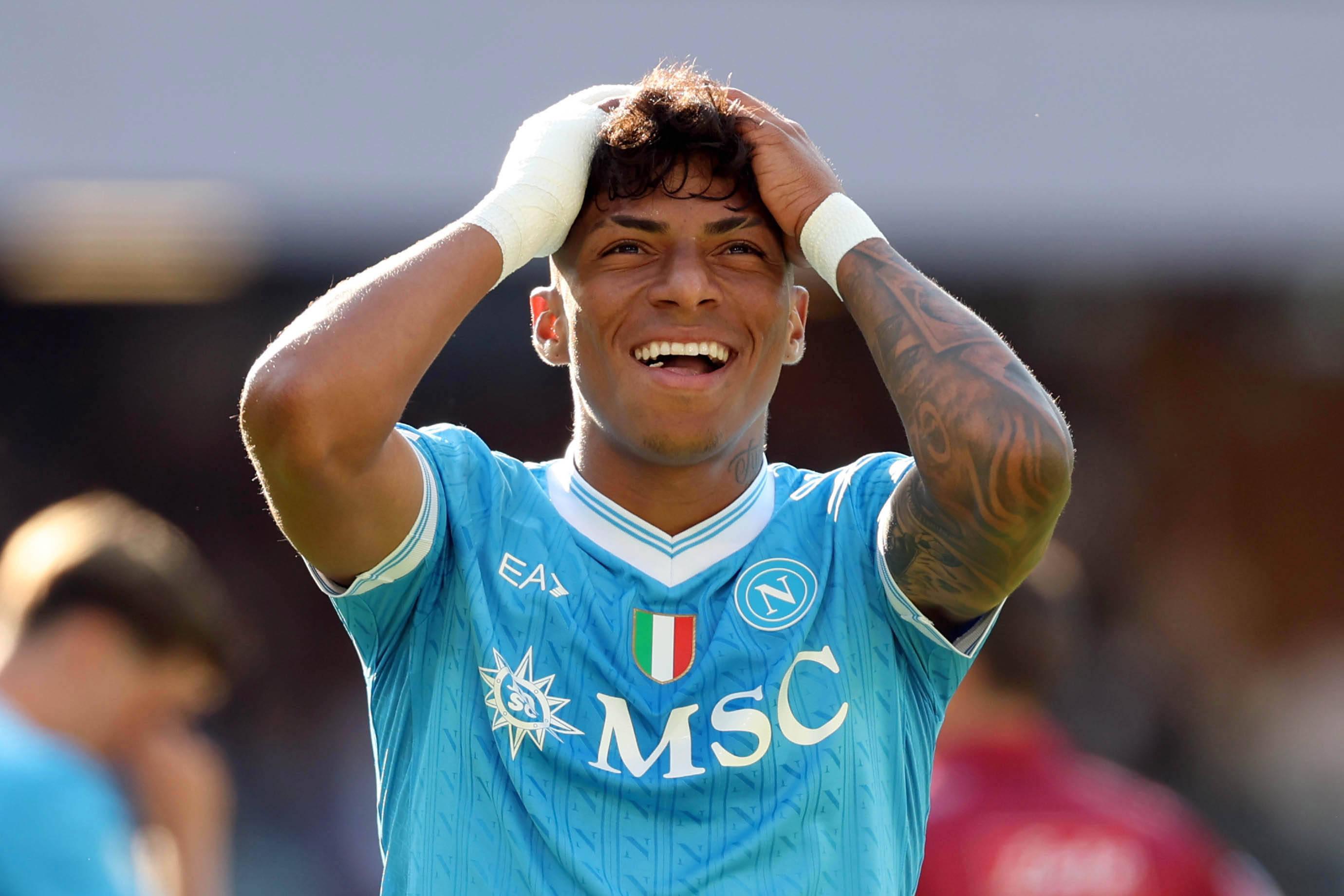 Alisson Santos deve continuar a vestir a camisola do Nápoles