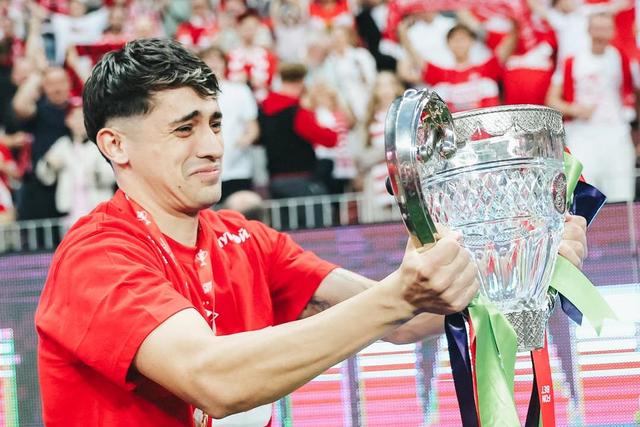 Pablo Solari com o troféu da Taça da Rússia partida - Foto: @fcsm_official