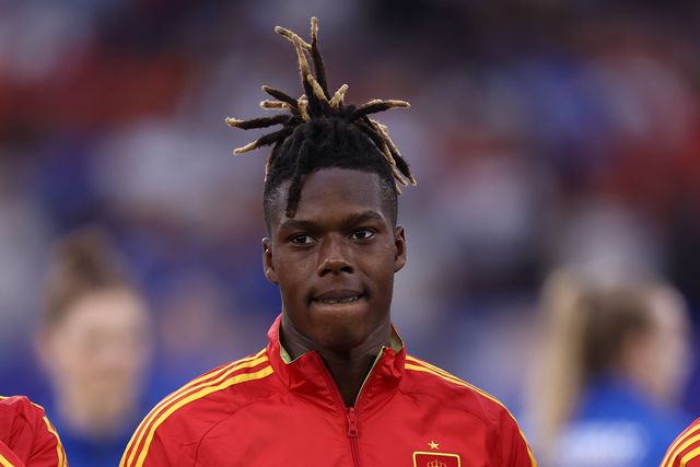 O miúdo já deslumbra, mas ainda é repreendido pelo irmão e pela mãe