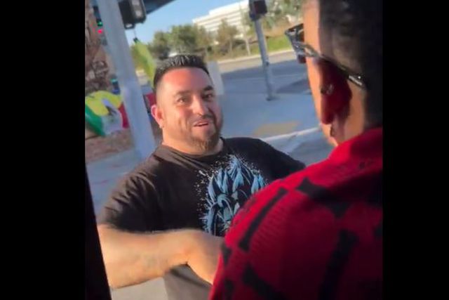 Vídeo: Neymar para em semáforo para comprar camisola do Brasil