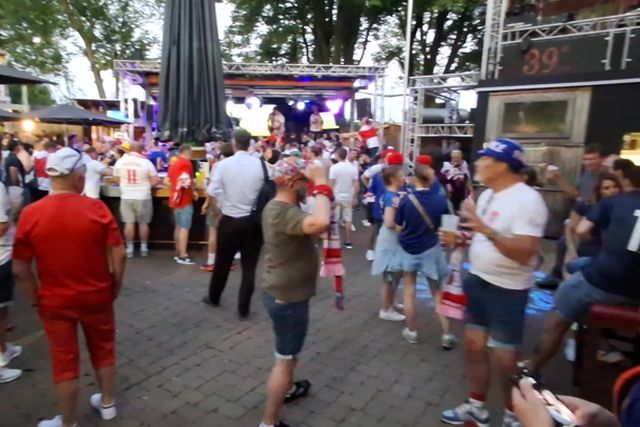 O Euro é isto: Queen abraça polacos e franceses