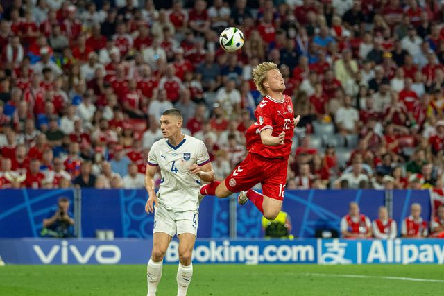 Dinamarca segura empate com a Sérvia e está nos oitavos de final