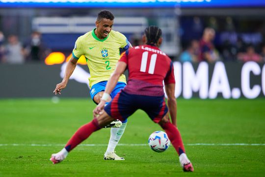 Ex-FC Porto Danilo confronta adeptos no final do empate do Brasil