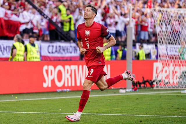 Vídeo: Lewandowski falha, mas redime-se após árbitro mandar repetir o penálti