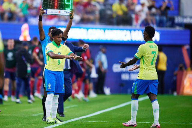 Dorival justifica substituição de Vini Jr que até Neymar questionou