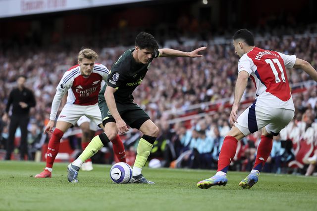 Christian Norgaard a defrontar o Arsenal no Emirates