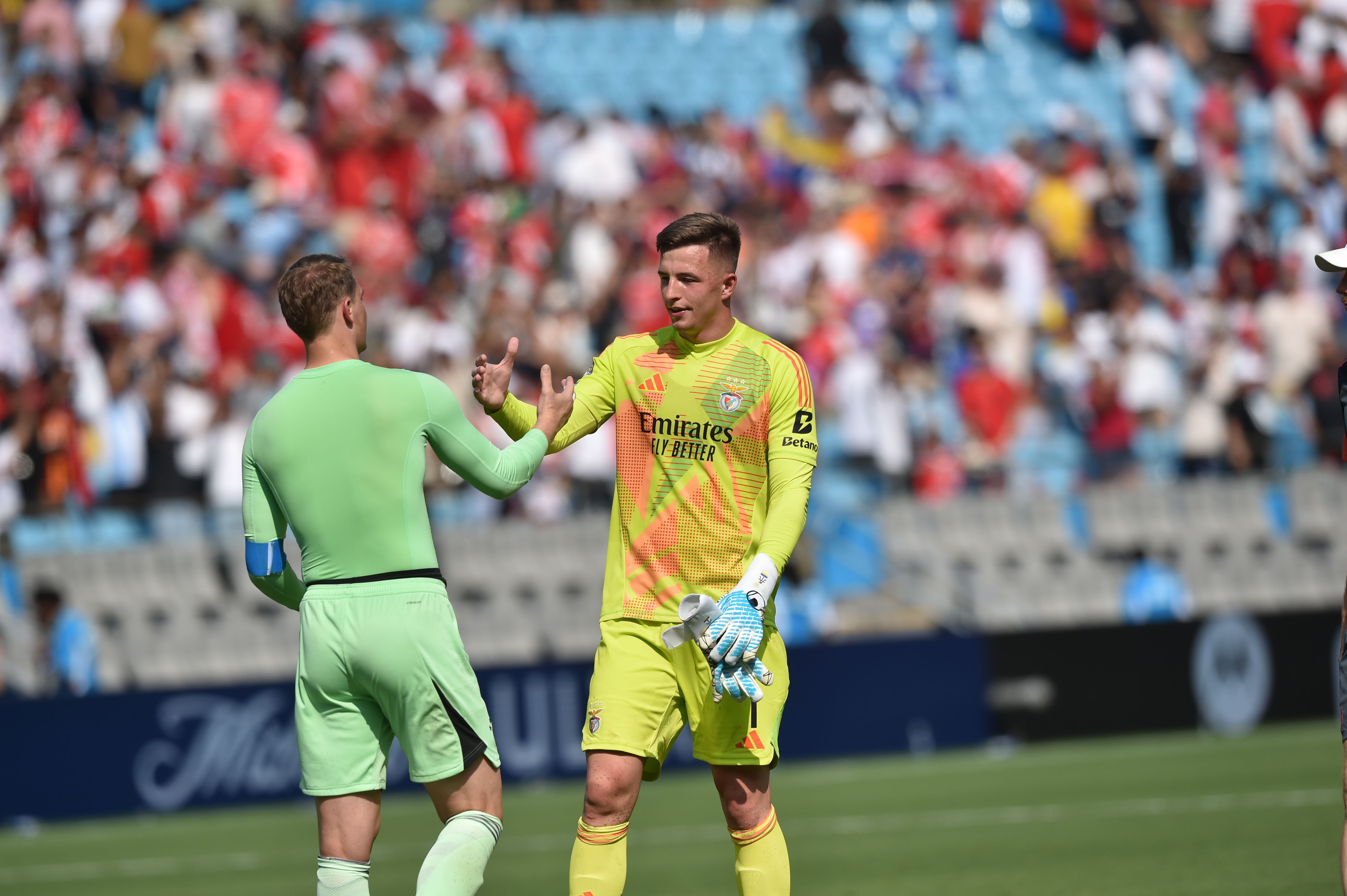 Cumprimento entre Manuel Neuer e Trubin no final do jogo entre Benfica e Bayern no Mundial de Clubes