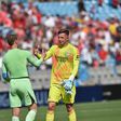 Cumprimento entre Manuel Neuer e Trubin no final do jogo entre Benfica e Bayern no Mundial de Clubes