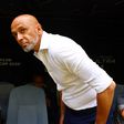 Miguel Cardoso no banco de suplentes do Mamelodi Sundowns
