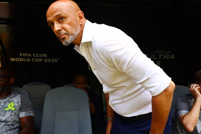 Miguel Cardoso no banco de suplentes do Mamelodi Sundowns