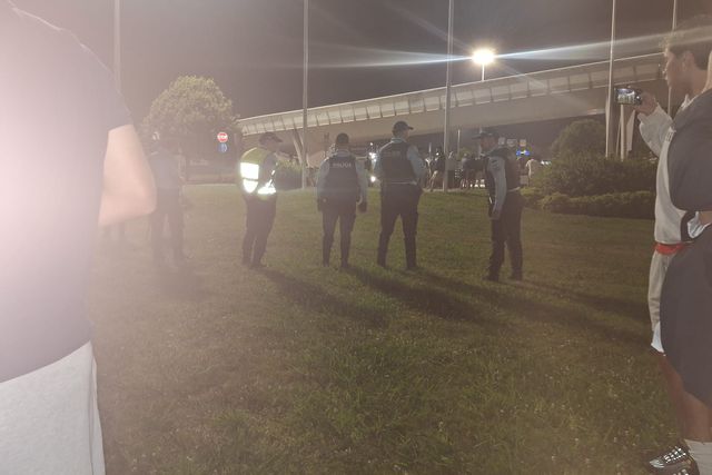 Forças de segurança tiveram de controlar as operações no aeroporto, primeiro, e no Estádio do Dragão, depois (Foto: A BOLA)