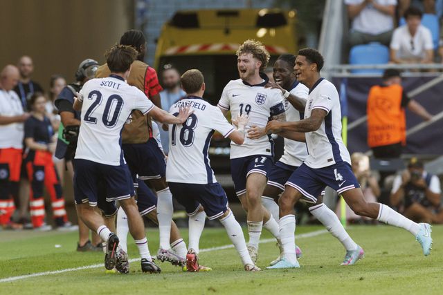 Harvey Elliott a celebrar o bis com os seus colegas de equipa
