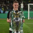 Gyokeres, avançado sueco de 27 anos do Sporting, segura o troféu correspondente ao título de campeão nacional de 2024/25