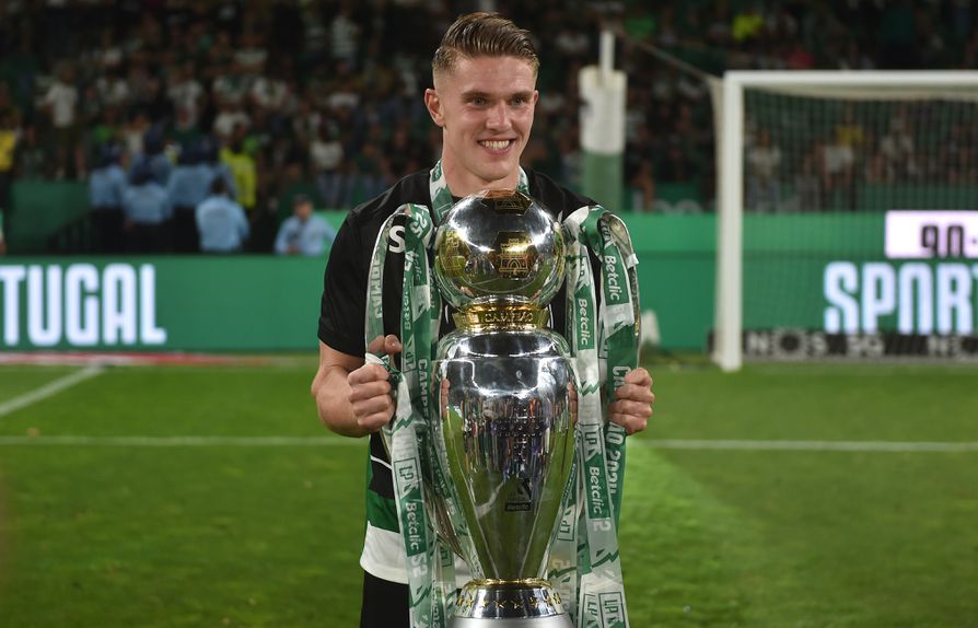 Gyokeres, avançado sueco de 27 anos do Sporting, segura o troféu correspondente ao título de campeão nacional de 2024/25