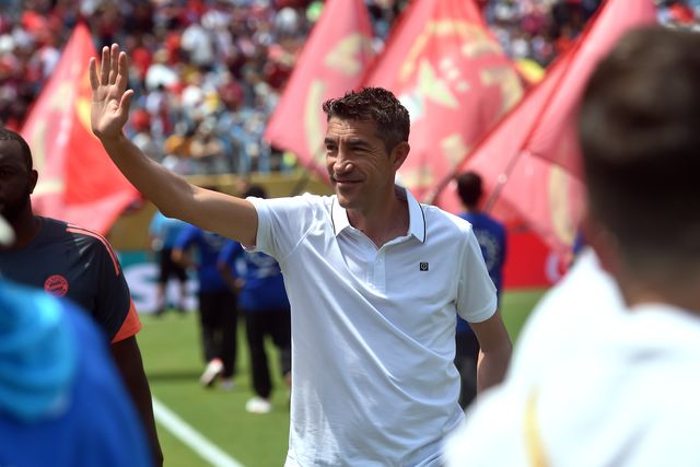 Bruno Lage sorridente durante o jogo com o Bayern, no Mundial de Clubes