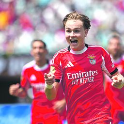Andreas Schjelderup, avançado norueguês de 21 anos do Benfica, festeja o golo apontado ao Bayern, por sinal o único do encontro da última jornada do Grupo C da prova e que apurou as águias para os oitavos de final
