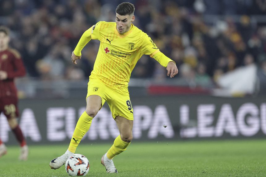 Roberto Fernández encheu as medidas dos dirigentes do Espanhol e emblema catalão prepara-se para comprar o seu passe
