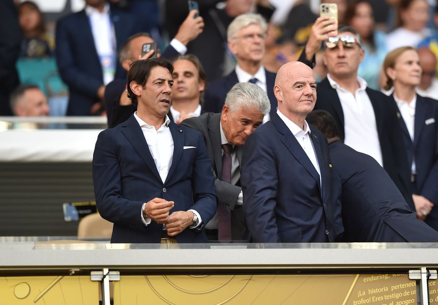 Rui Costa ao lado de Gianni Infantino, presidente da FIFA, no jogo entre Benfica e Boca Juniors, em Miami