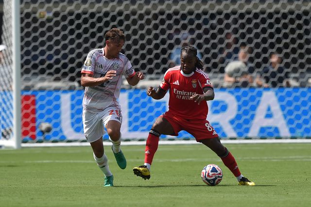 Renato Sanches protege a bola de Tom Bischof, num duelo no meio-campo, na segunda parte do jogo com o Bayern, em Charlotte