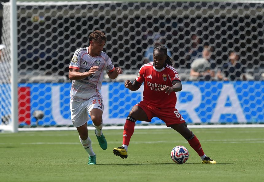 Renato Sanches protege a bola de Tom Bischof, num duelo no meio-campo, na segunda parte do jogo com o Bayern, em Charlotte