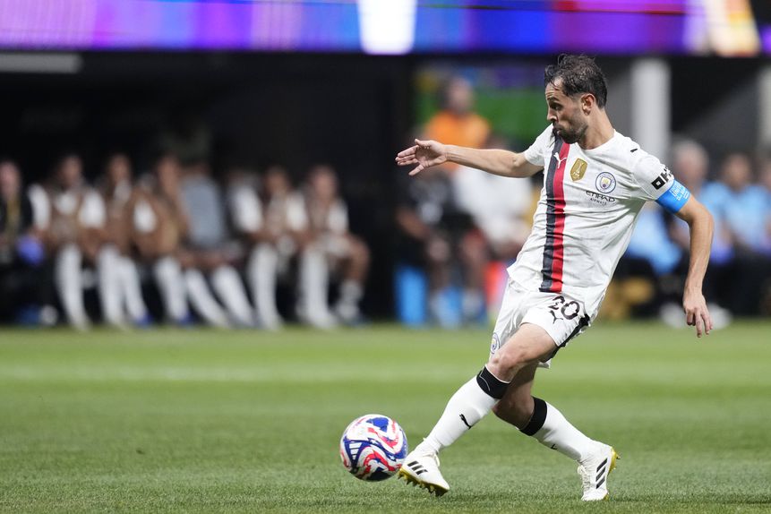 Bernardo Silva, um dos capitães do Manchester City, conduz a bola no último jogo dos 'citizens' no Mundial de Clubes, goleada de 6-0 ao Al Ain. Nesta quinta-feira, 26 de junho, o City defronta a Juventus para a mesma prova