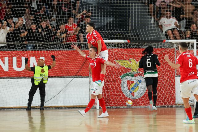 Benfica vence Sporting num dos duelos do ano e força jogo 5