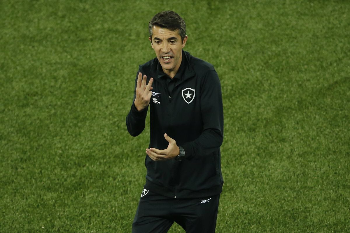 Ex-Botafogo volta ao ataque e insulta Bruno Lage: «É um m...»