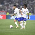Thiago Almada ao lado de Malick Fofana no Lyon