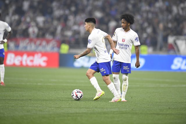 Thiago Almada ao lado de Malick Fofana no Lyon