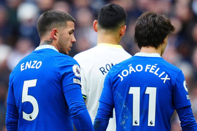 João Félix ao lado de Enzo Fernández no Chelsea