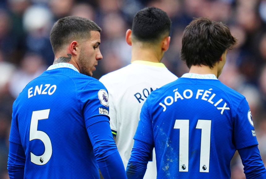 João Félix ao lado de Enzo Fernández no Chelsea