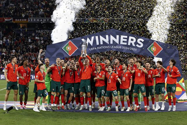 Cristiano Ronaldo, rodeado pelos restantes jogadores da Seleção Nacional, ergue aos céus o troféu correspondente à vitória de Portugal na última edição da Liga das Nações