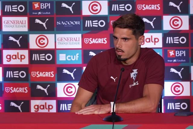Pedro Neto contraria Roberto Martínez: «Não foi raiva...»