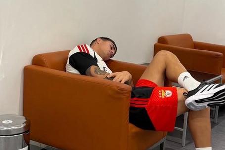 Enzo Barrenechea adormeceu no arranque dos trabalhos do Benfica