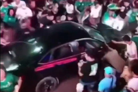 Carro abalroa multidão durante festejos do México