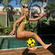 'Jogadora mais sexy do mundo' anuncia noivado (fotos)