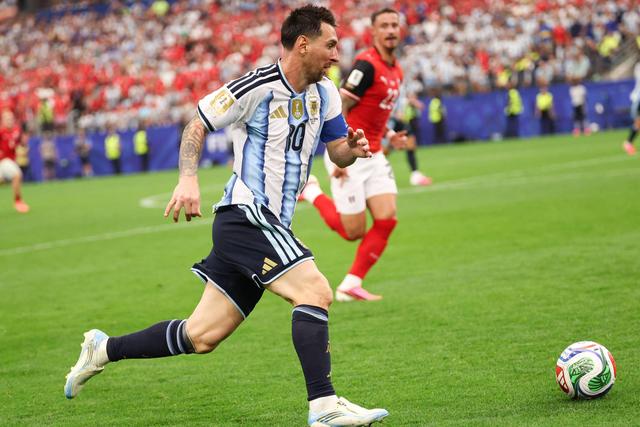 A Argentina tenta retirar toda a velocidade da sua construção para adormecer o rival enquanto pensa em fazer a bola chegar a Messi — FOTO: IMAGO