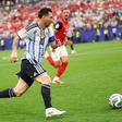 A Argentina tenta retirar toda a velocidade da sua construção para adormecer o rival enquanto pensa em fazer a bola chegar a Messi — FOTO: IMAGO