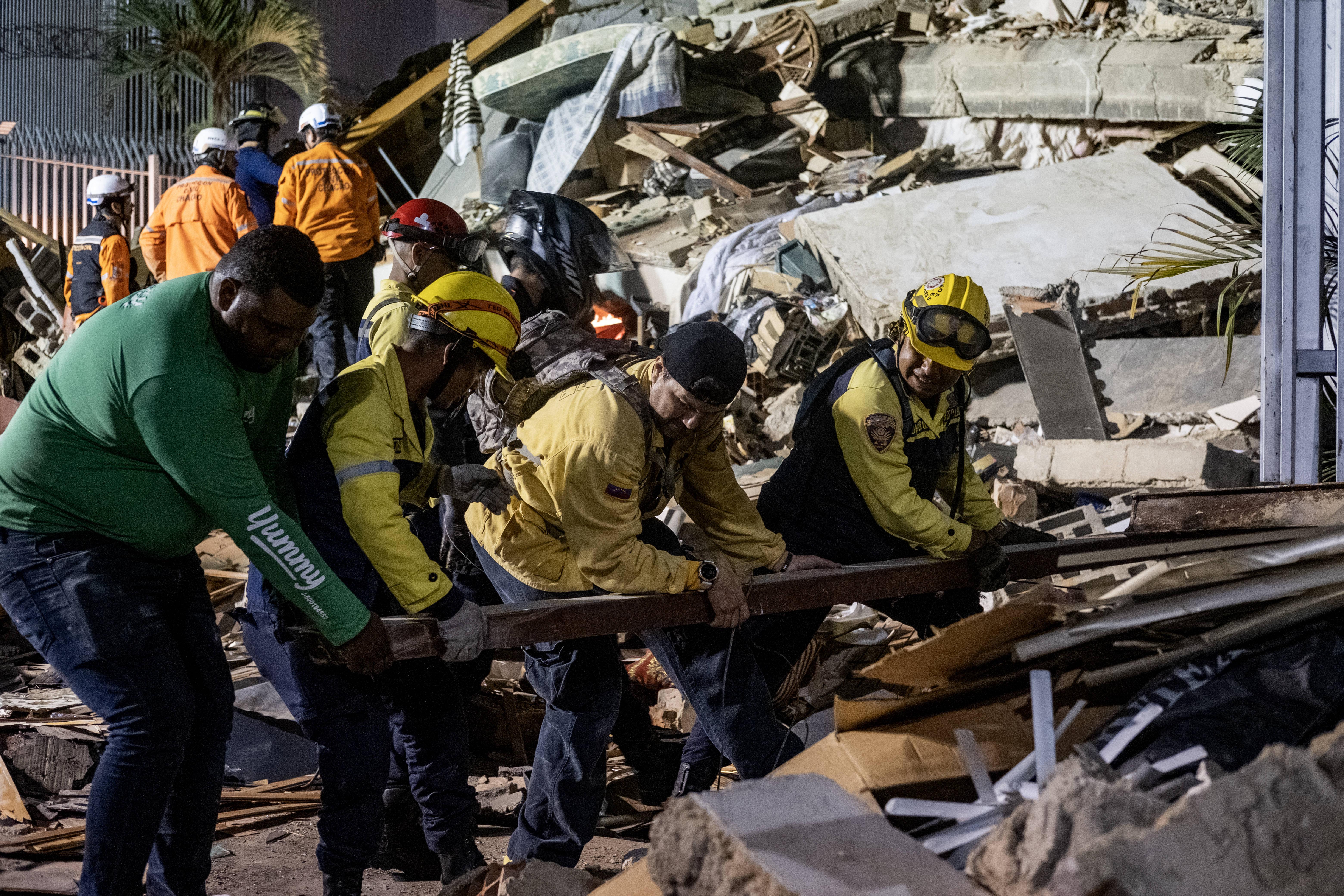 Equipas de resgate no terreno, à procura de sobreviventes entre os escombros, após sismos de 7.2 e 7.5 na escala de Richter terem atingido a Venezuela - Foto: IMAGO