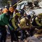 Equipas de resgate no terreno, à procura de sobreviventes entre os escombros, após sismos de 7.2 e 7.5 na escala de Richter terem atingido a Venezuela - Foto: IMAGO