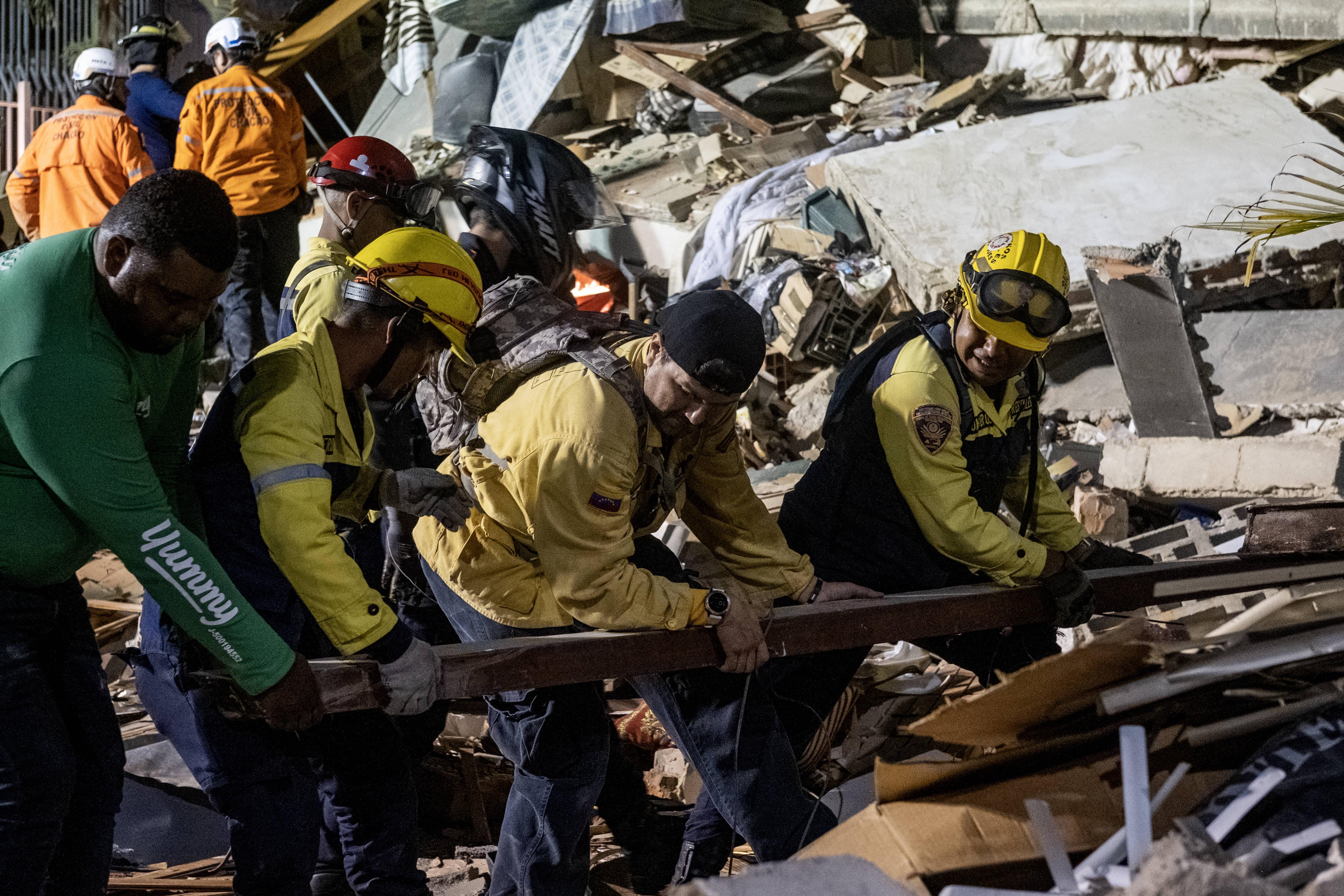 Equipas de resgate no terreno, à procura de sobreviventes entre os escombros, após sismos de 7.2 e 7.5 na escala de Richter terem atingido a Venezuela - Foto: IMAGO